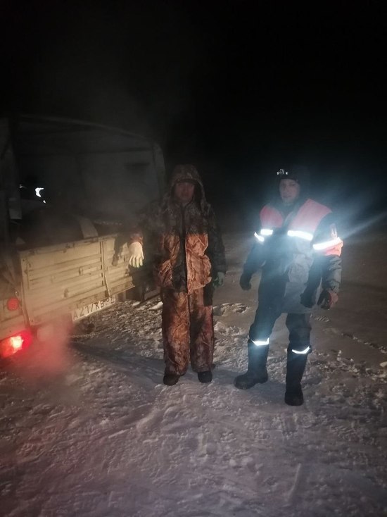 В Ноябрьске спасатели помогли людям на УАЗе выбраться из наледи