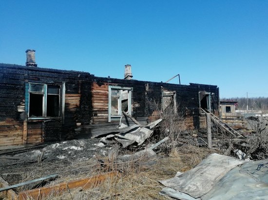 Огонь почти полностью уничтожил жилой двухквартирный дом на Сахалине