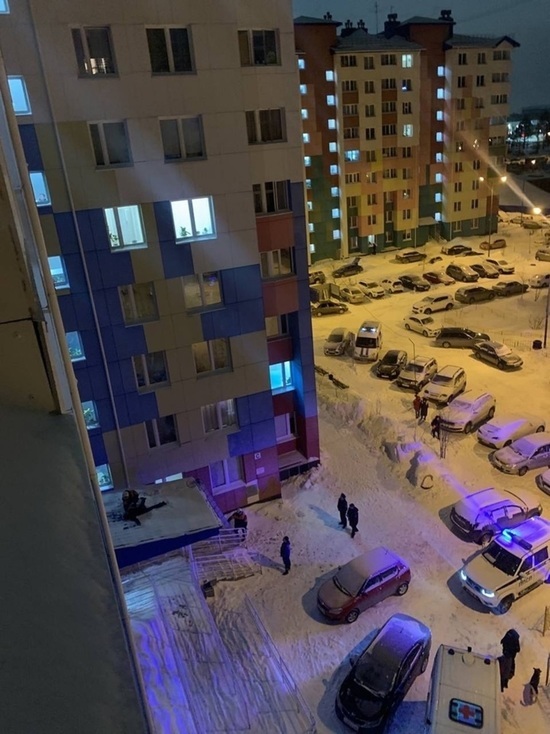В Ноябрьске при падении из окна погиб 45-летний мужчина