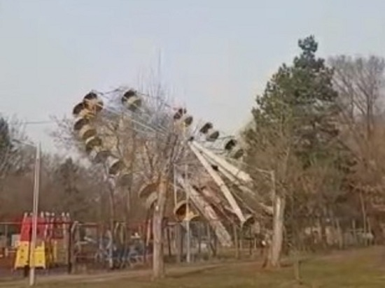 В городе Арсеньев в Приморье упало колесо обозрения: опубликовано видео