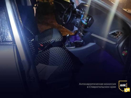 На Ставрополье наркоторговец при виде полицейских выкинул из окна кроссовок с наркотиками