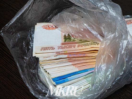Внучка украла у деда 350 тысяч рублей и потратила их на спиртное в Чите