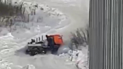 В Дудинке два большегруза опрокинулись на извилистой дороге: видео