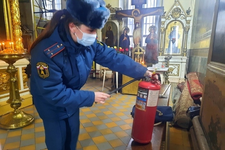 Страстная неделя в Костроме: спасатели проверяют храмы на пожарную безопасность