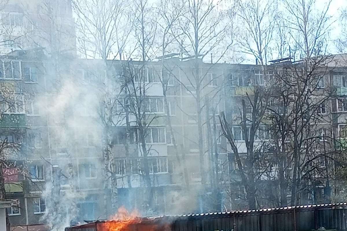 В твери горела высотка. Пожар. Пожарные на пожаре. Новостройка в Твери сгорела. Тверь горит стадион.