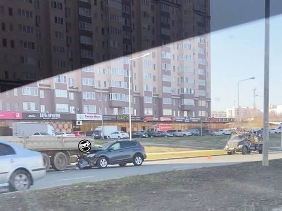 В Пензе иномарка врезалась в припаркованную фуру в Запрудном