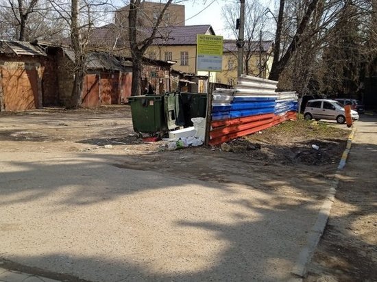 В Курске на Ленина раскрасили забор у мусорных баков в цвета российского флага