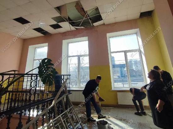 Во владимирской школе №1 вслед за штукатуркой рухнул потолок