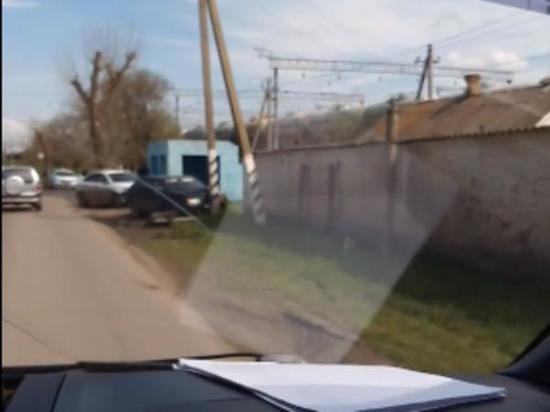 В Сальске после ДТП водитель «ВАЗа» врезался в опору ЛЭП