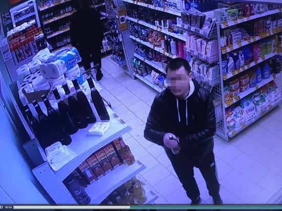 Житель Полярных Зорь трижды приходил в магазин и воровал коньяк под камерой