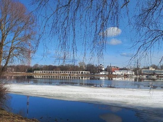 В Великом Новгороде вода скрыла нижнюю набережную Александра Невского