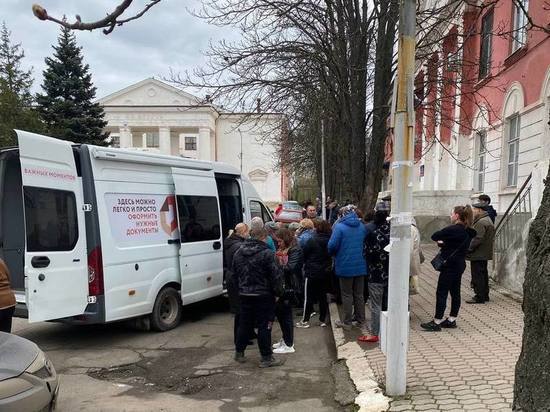 Жителей Комсомольского в ДНР обслужили в мобильном офисе МФЦ