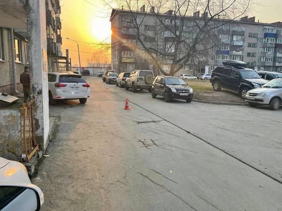 Ребенок на велосипеде врезался в автомобиль в Южно-Сахалинске