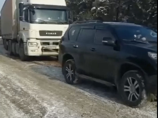 Водитель внедорожника вытянул застрявшие 3 фуры на Объездном шоссе в Чите