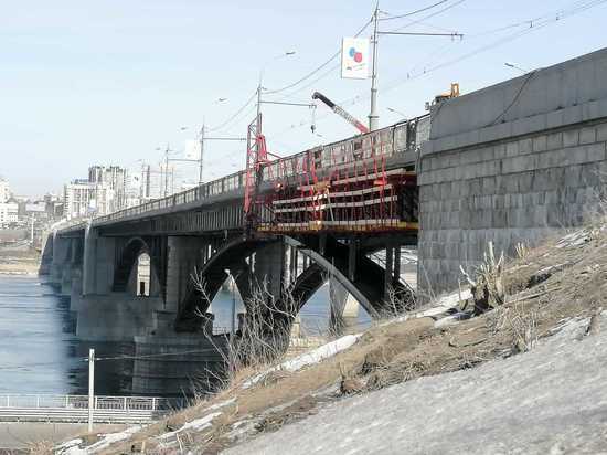На Октябрьском мосту Новосибирска демонтировали чугунные ограждения