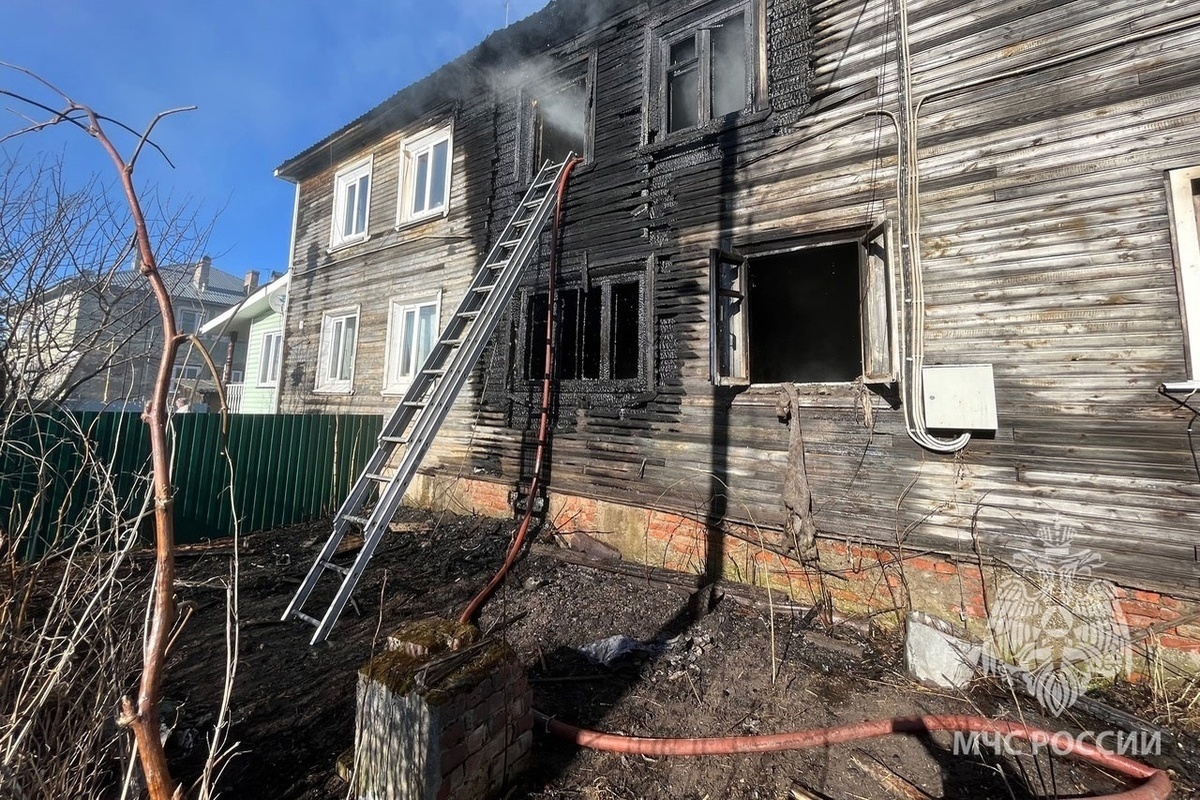 Четыре человека эвакуировались из горящего дома в селе Устье - МК Вологда