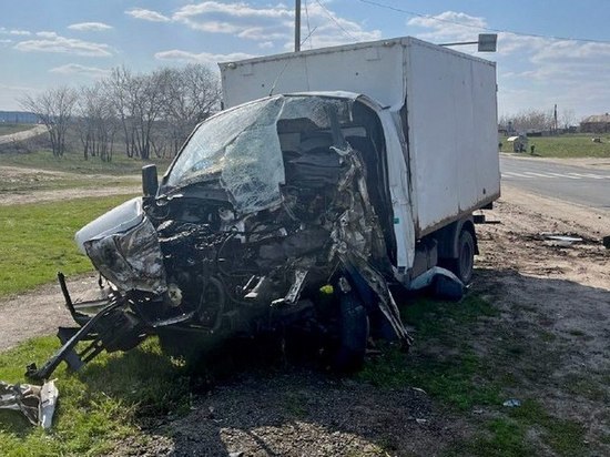 При столкновении грузовика и фургона под Воронежем пострадал 27-летний водитель