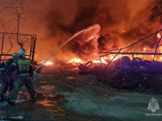 Ночью краснодарские спасатели потушили возгорание покрышек на площади 500 квадратных метров