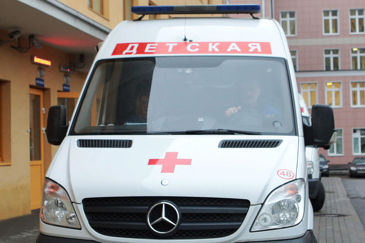 В 12-летнюю девочку в парке кинули кусок асфальта, она госпитализирована