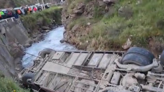 В Перу упал в реку автобус с пассажирами: видео