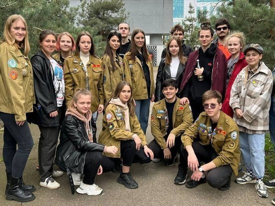 В Краснодаре молодые активисты провели субботник на Всесвятском кладбище