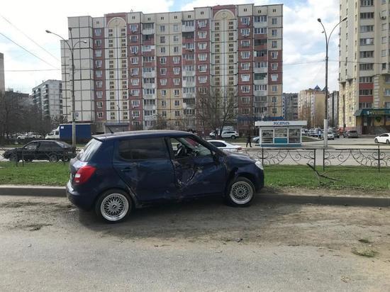 В Становлянском районе водитель BMW врезался в ограждение