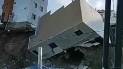 В Мексике трехэтажный дом рухнул на дорогу: видео