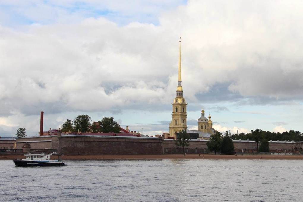 Тиктокер на яхте собрал у Петропавловской крепости сотни школьниц