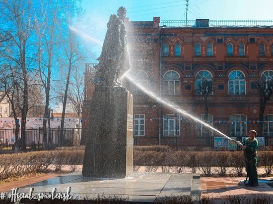 В Смоленске специалисты «Зеленстроя» помыли памятники