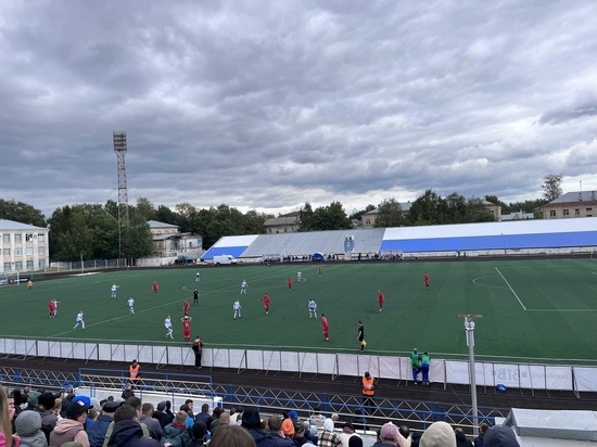 На стадионе «Динамо» в Вологде начали менять искусственный газон