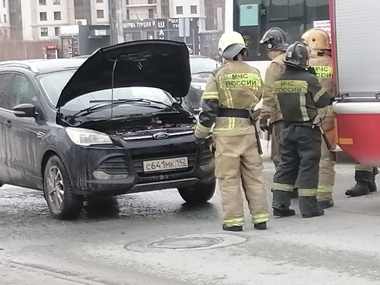 Автомобиль «Форд» загорелся на проезжей части в Октябрьском районе Новосибирска