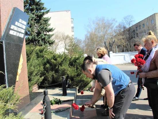 В Орле прошло ежегодное возложение цветов к мемориалу жертв фашизма