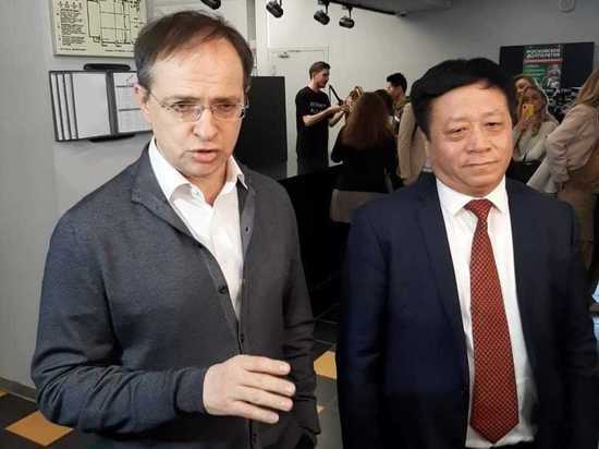 Мединский пришёл в кино накануне Дня космонавтики с китайским послом