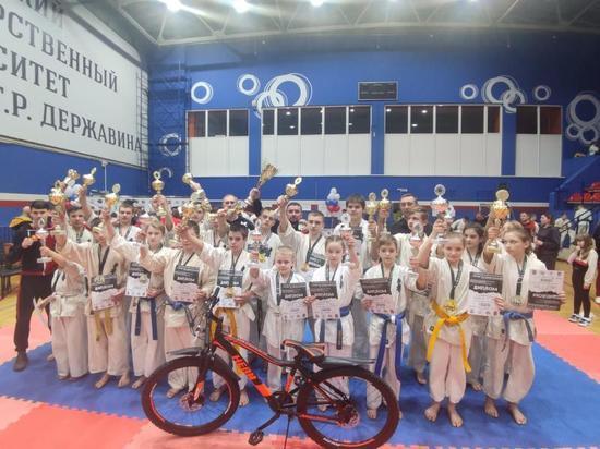 Липчане завоевали 21 медаль на межрегиональном турнире по киокусинкай каратэ