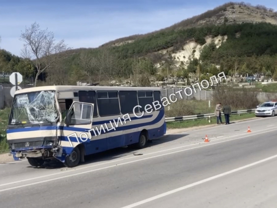 Рейсовый автобус протаранил две иномарки в Севастополе