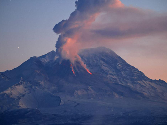 Камчатские власти не советуют туристам приближаться к вулканам