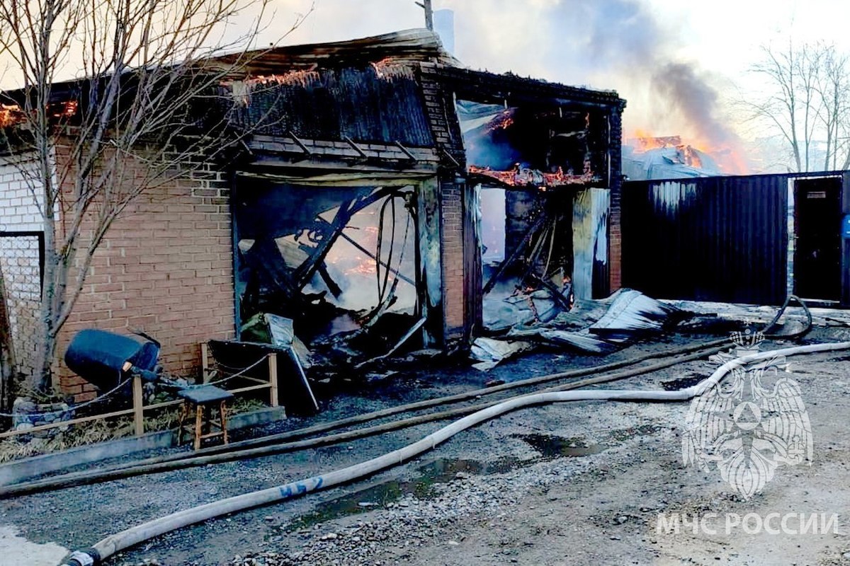 Три дома загорелись в селе Дзержинское в Томске - МК Томск