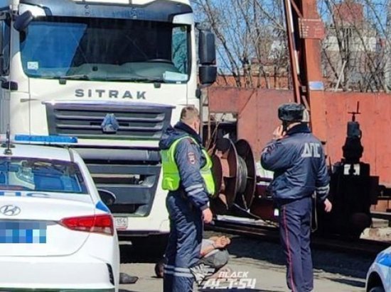 В Новосибирске назвали личность владельца КамАЗа, который устроил погоню на Димитровском мосту