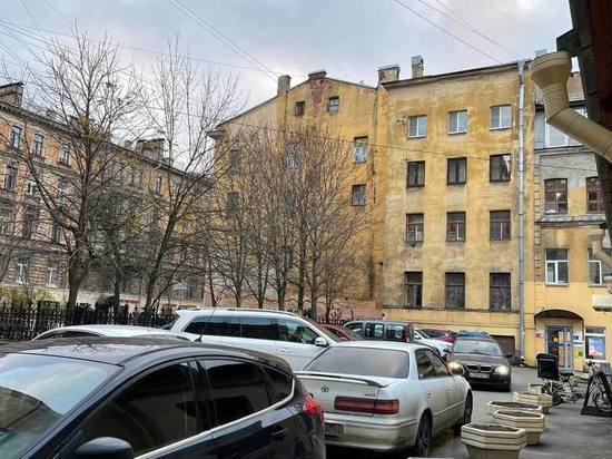 ГАТИ получила 20 тысяч жалоб на неправильную парковку во дворах Петербурга с начала года