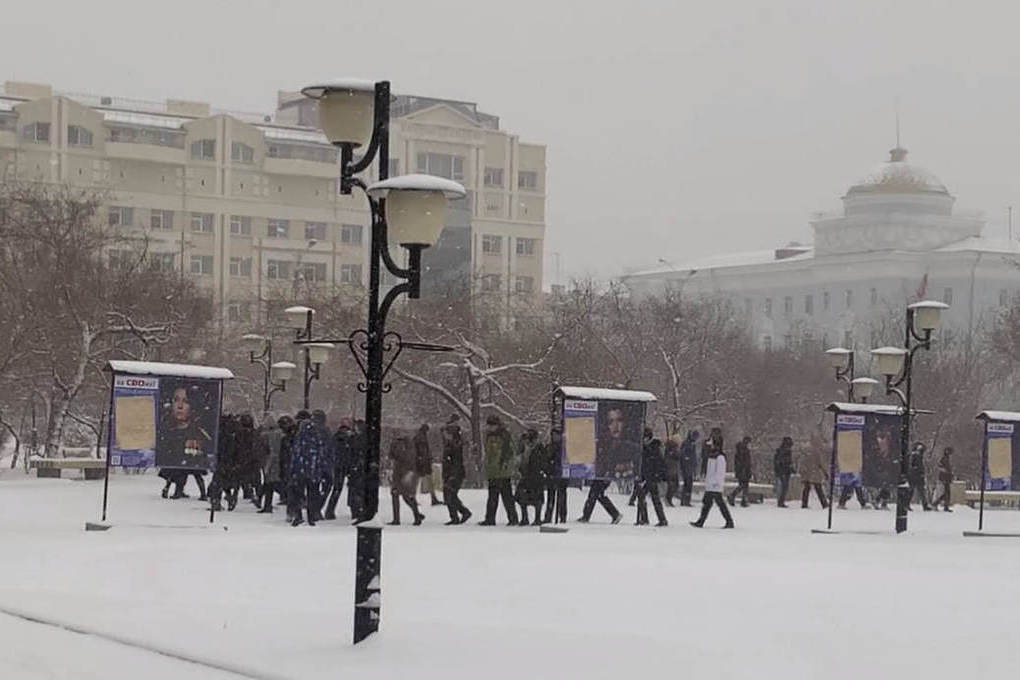 Площадь Ленина. Снег в апреле. Снег в апреле картинки.