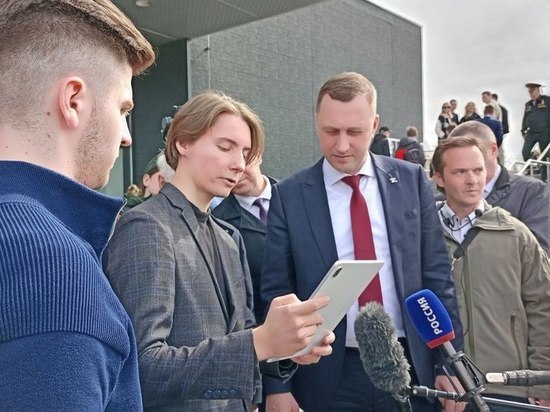 Саратовскому губернатору показали приложение с дополненной реальностью по истории космонавтики