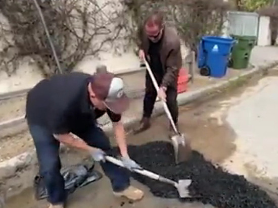 Шварценеггер самостоятельно отремонтировал ямы на дороге у своего дома в Лос-Анджелесе