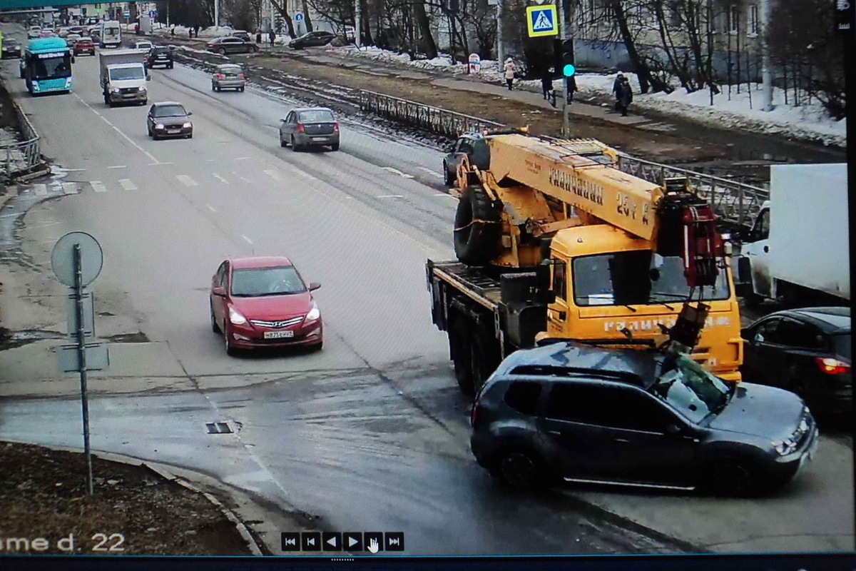 В Архангельске столкнулись легковушка и КАМАЗ - МК Архангельск