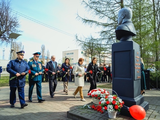 В Липецке возложили цветы к памятнику Юрию Гагарина