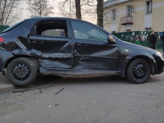 В Тамбове автоледи решила не соблюдать правила и столкнулась с легковушкой: пострадал ребёнок