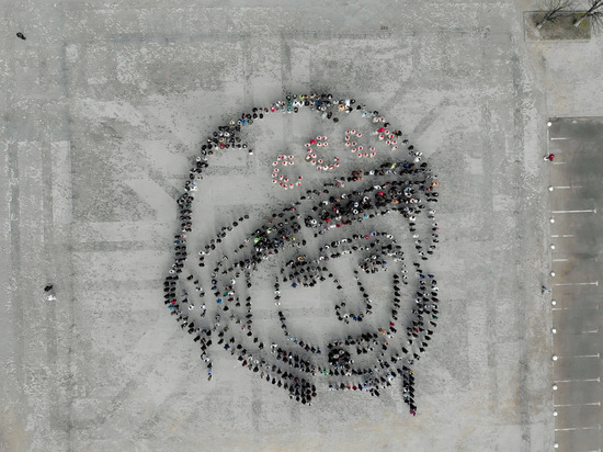 Молодежь Электростали изобразила огромный «живой» портрет Юрия Гагарина