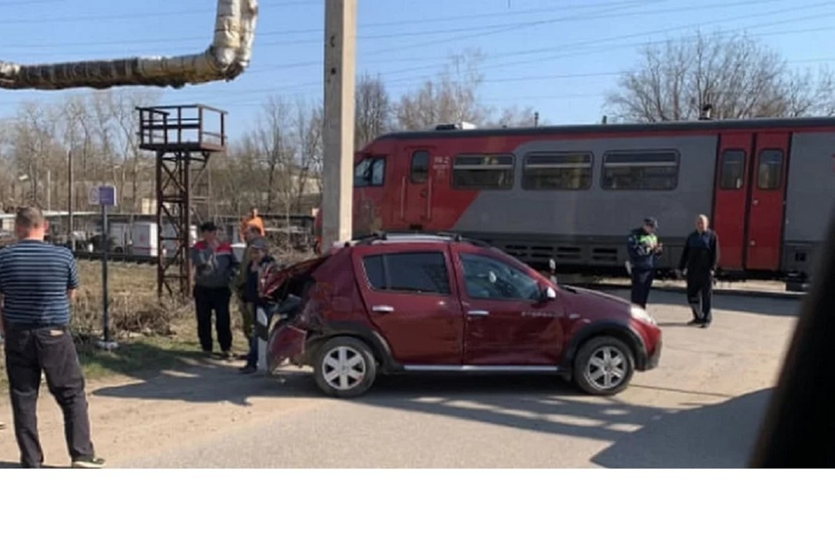 Ласточка протаранила. Переезд.