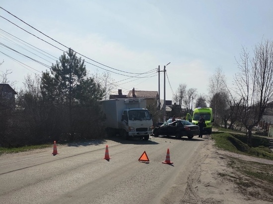 Иномарку смяло после столкновения с грузовиком в Коломне
