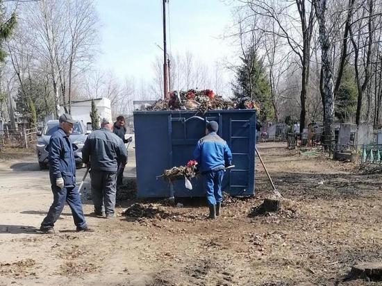 В Рязани ведутся работы по благоустройству кладбищ и мемориальных комплексов