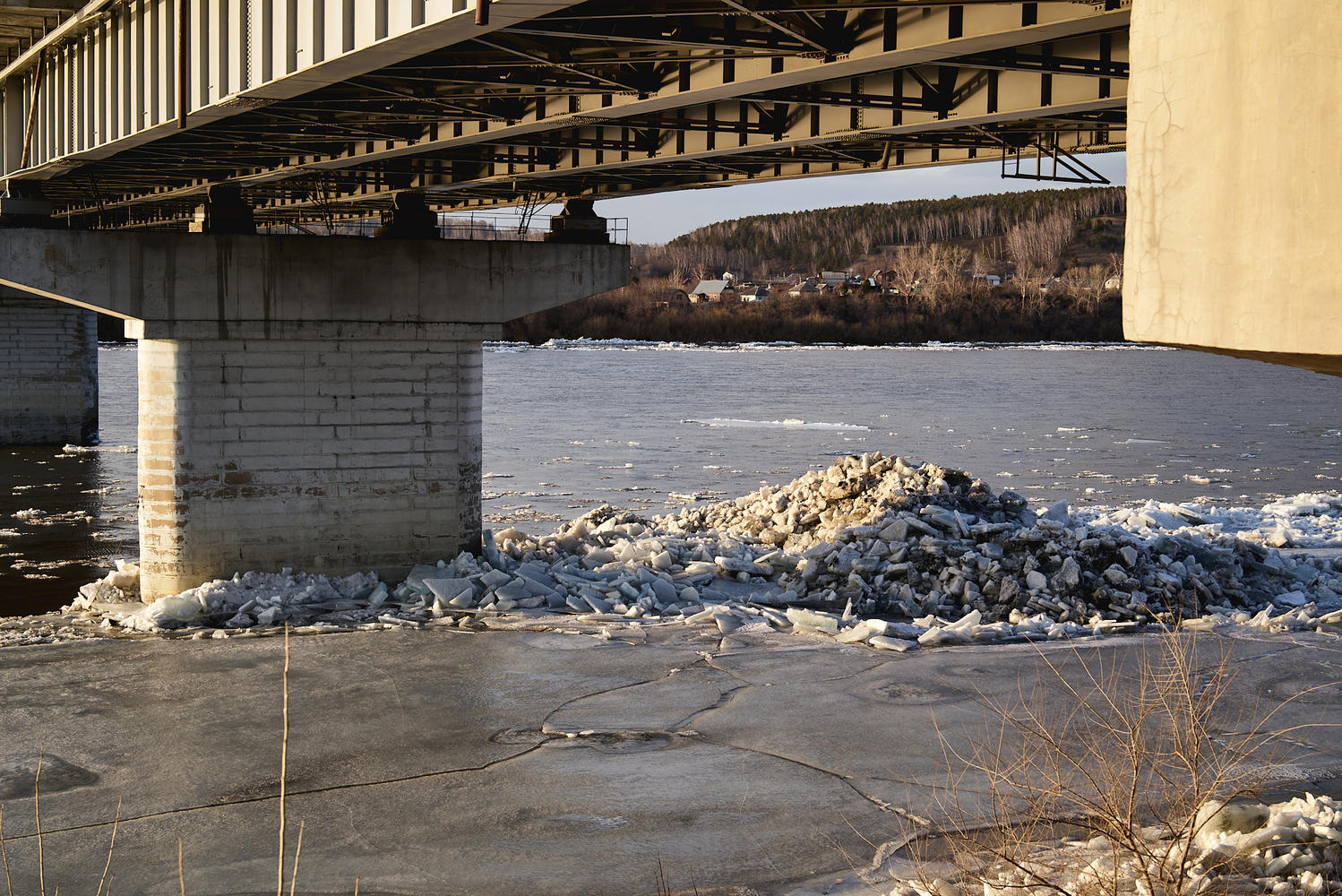 Откуда берет начало томь. Северный мост река Томь. Наводнение река Томь 2020. Ледоход в Кемерово 2023. Ледоход на реке.